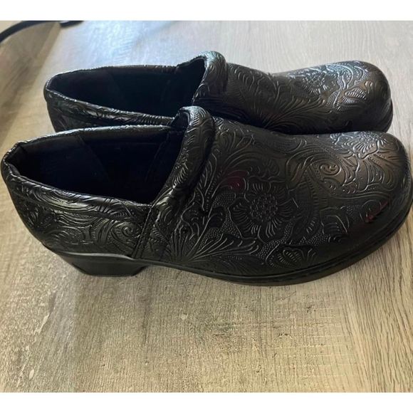 Yuu Bethanee Slip on Wide Width clogs size 9 Tooled Nurse Clogs memory foam - Picture 2 of 7